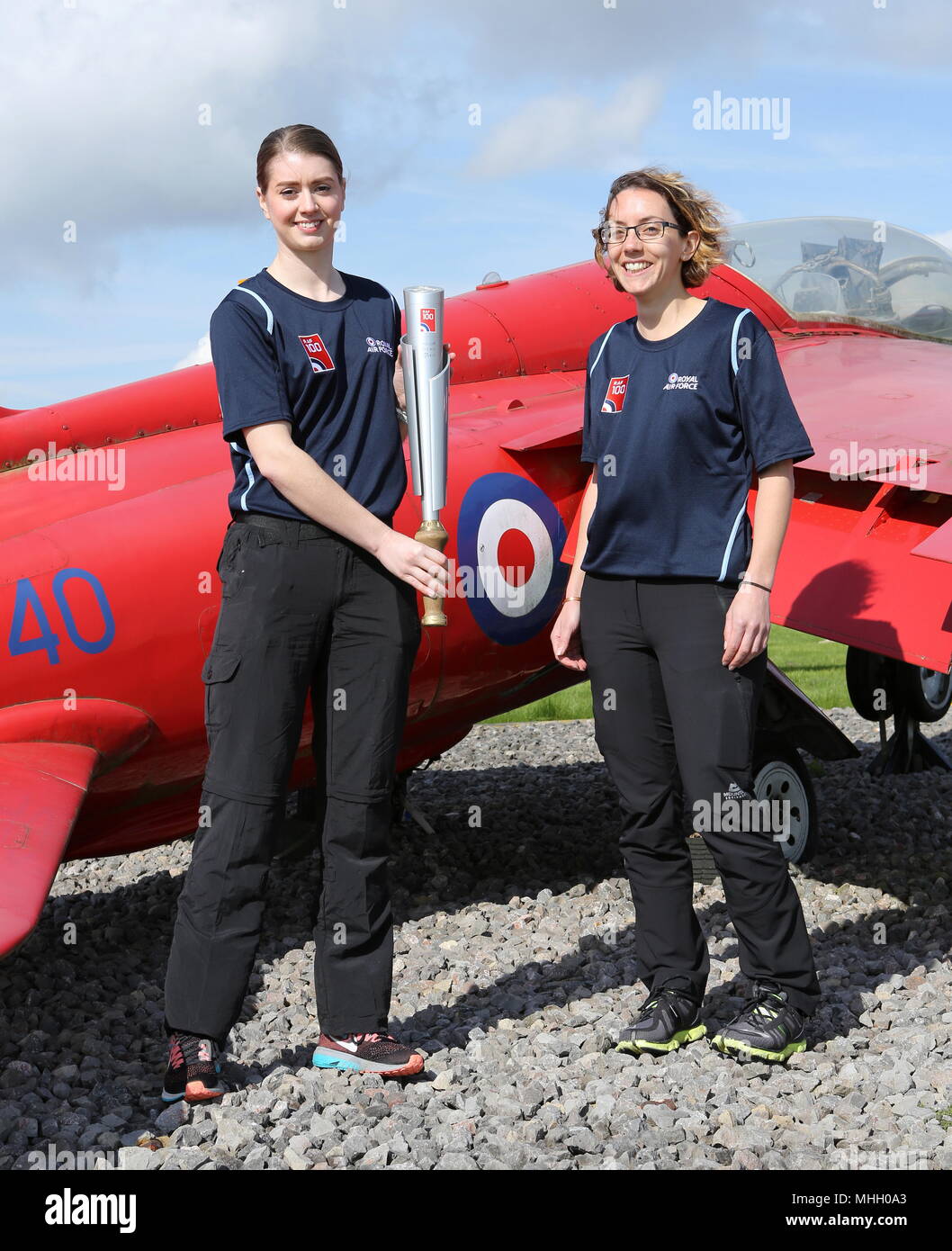 Pays de Galles, Royaume-Uni. 1er mai 2018. La RAF Centenaire Baton portées à l'aéroport de Cotswold par Sophie Smith de RAF Wyton pour les relais par l'air par l'ancien et actuel des pilotes de la RAF Lyneham de Flying Club à St.Athans au Pays de Galles le 1 mai 2018 Crédit : Sharpshotaero/Alamy Live News Banque D'Images