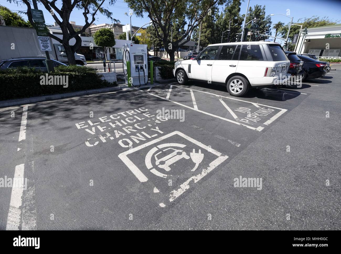 Los Angeles, Californie, USA. Apr 17, 2018. EVgo les stations de recharge situé à Bristol Farms parking dans West Hollywood. Ringo : crédit Chiu/ZUMA/Alamy Fil Live News Banque D'Images