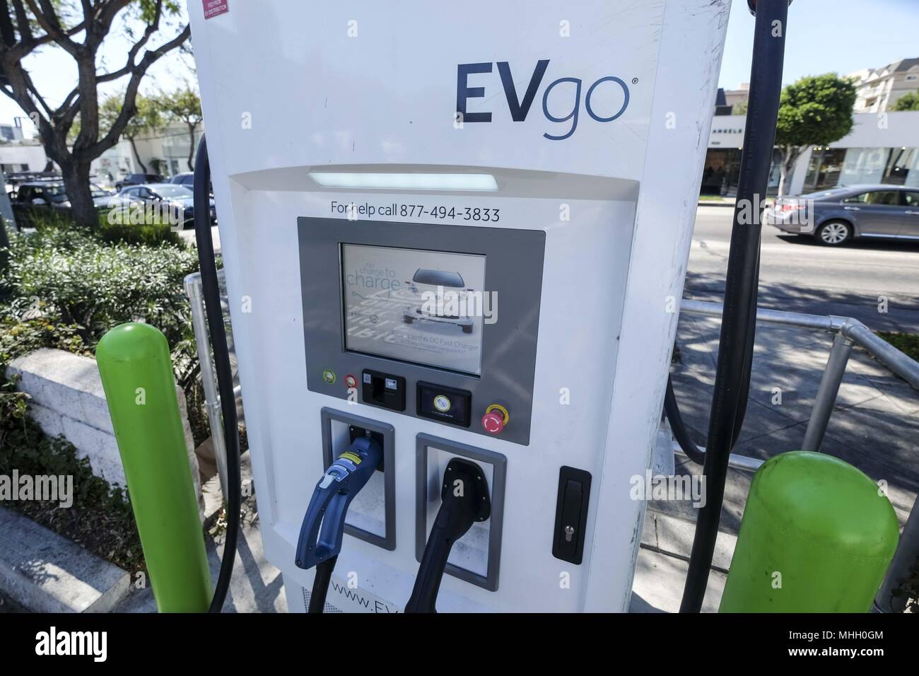 Los Angeles, Californie, USA. Apr 17, 2018. EVgo les stations de recharge situé à Bristol Farms parking dans West Hollywood. Ringo : crédit Chiu/ZUMA/Alamy Fil Live News Banque D'Images