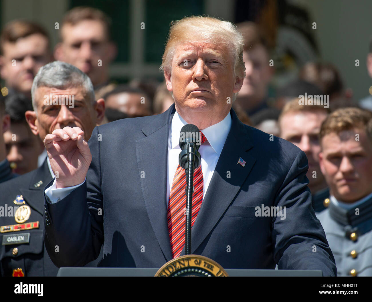 Le Président des Etats-Unis, Donald J. Trump rend les commentaires comme il présente le commandant en chef's trophée à l'équipe de football de l'Académie militaire des États-Unis dans la roseraie de la Maison Blanche à Washington, DC le Mardi, Mai 1, 2018. Le commandant en chef est décerné au gagnant du match de football annuel Army-Navy qui s'est joué au Lincoln Financial Field à Philadelphie, Pennsylvanie, le 9 décembre 2017. Les Black Knights de l'Armée de battre les aspirants de marine 14 - 13. Credit : Ron Sachs/CNP /MediaPunch Banque D'Images