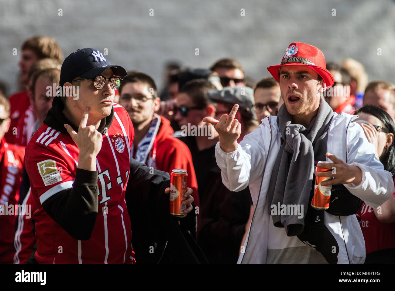 Madrid, Espagne. 1er mai 2018. Le Bayern Munich fans à Santiago Bernabeu avant match de la Ligue des Champions contre le Real Madrid, à Madrid, Espagne. Credit : Marcos del Mazo/Alamy Live News Banque D'Images