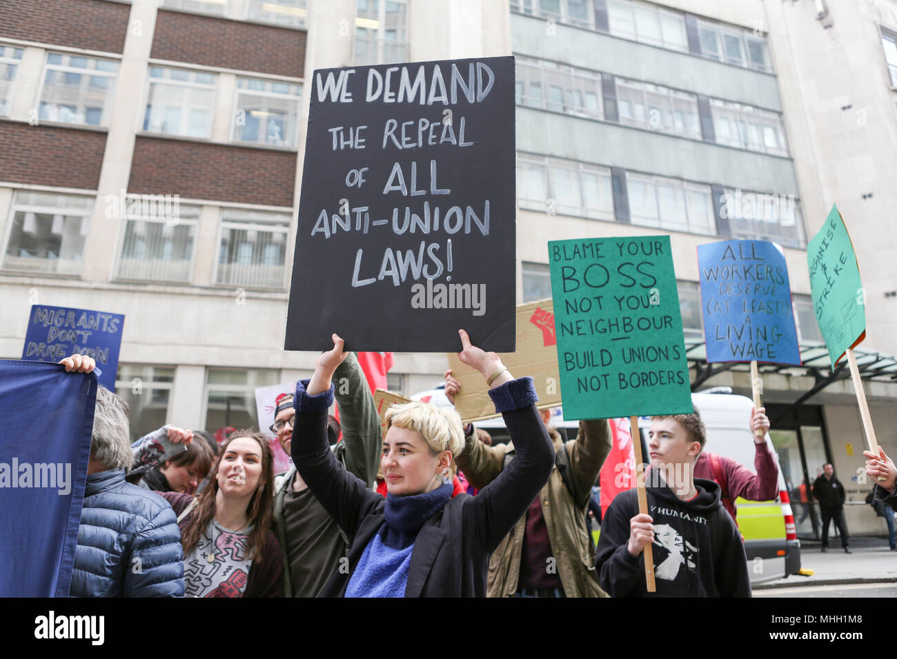 Londres, Royaume-Uni. 1er mai 2018. Les travailleurs précaires Bloc réunit au premier mai et d'une série d'actions directes à travers le centre de Londres. Credit : Penelope Barritt/Alamy Live News Banque D'Images