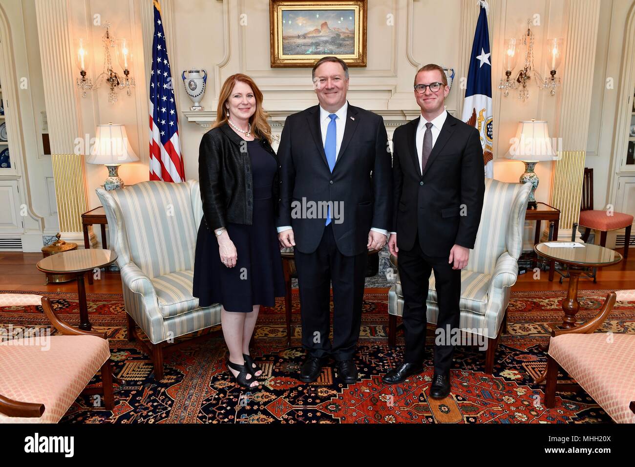 Washington, USA. 1er mai 2018. La secrétaire d'État des États-Unis, Mike Pompeo, centre, son épouse, Susan Pompeo, et son fils Nicholas posent pour une photo au département d'Etat le 1 mai 2018 à Washington, D.C. Pompeo est à sa première journée au bureau après un tourbillon voyage à l'étranger après sa confirmation. Credit : Planetpix/Alamy Live News Banque D'Images