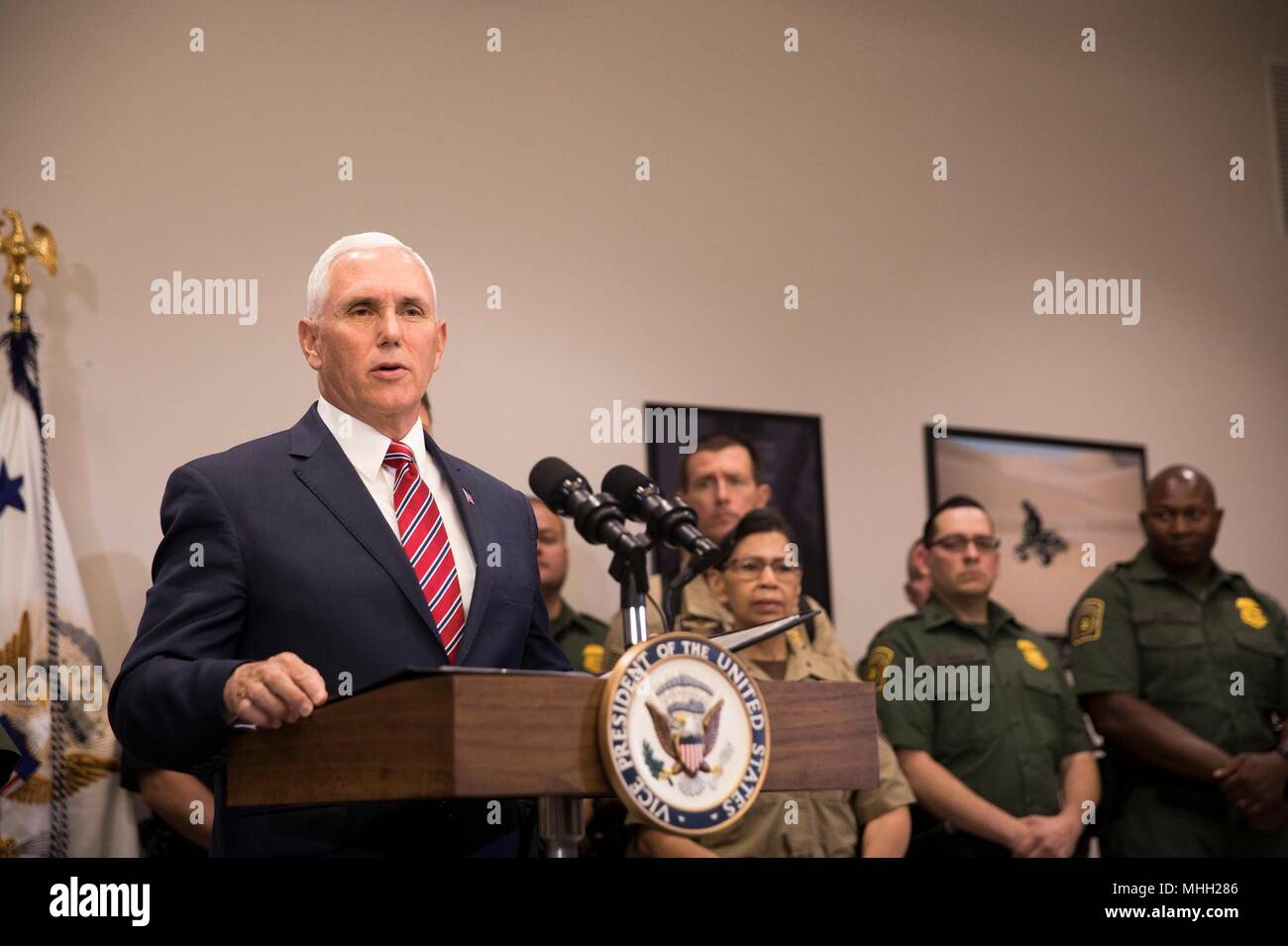 Le Vice-président américain Mike Pence parle avec les agents de la patrouille frontalière américaine au cours d'une visite à la frontière Calexico Projet de restauration du mur et El Centro, 30 avril 2018 Station à Imperial, en Californie. Banque D'Images