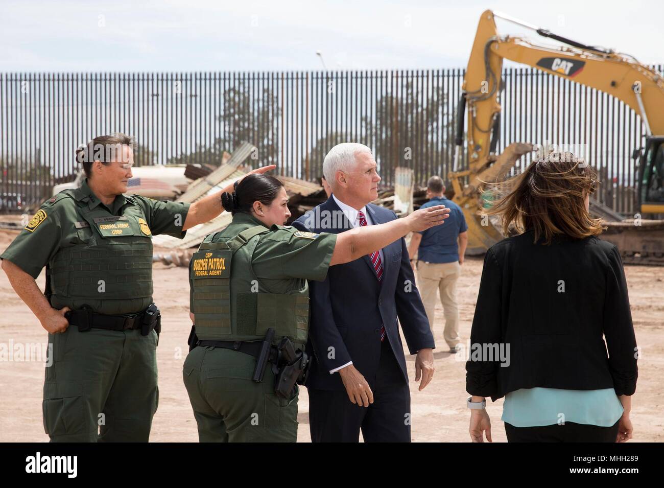 Le Vice-président américain Mike Pence accueille les agents de la patrouille frontalière américaine au cours d'une visite à la frontière Calexico wall Projet de restauration 30 avril 2018 Calexico, en Californie. Banque D'Images