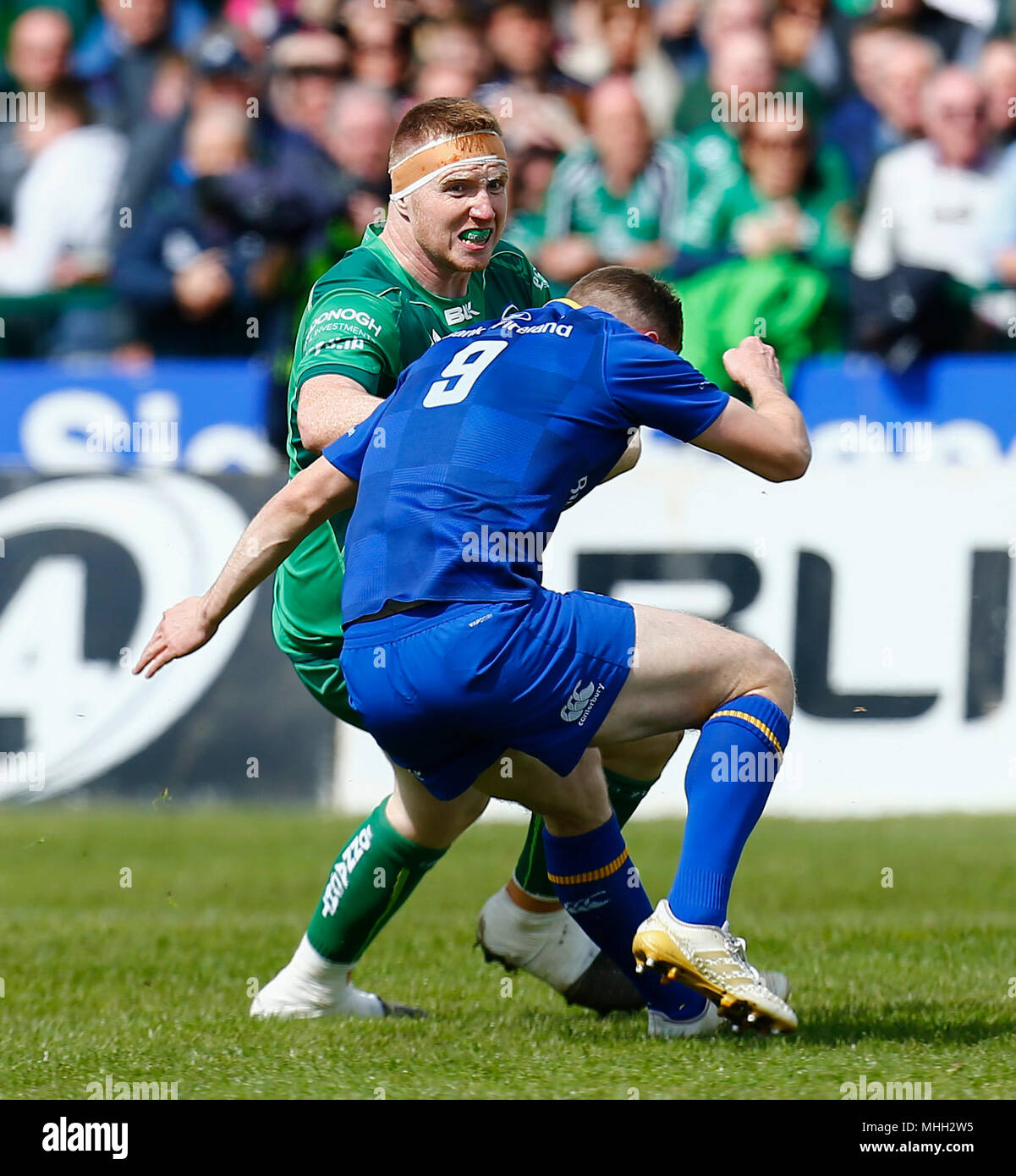 Sportsground Galway, Galway, Irlande. Apr 28, 2018. Pro14 Guinness rugby, Connacht contre Leinster ; Shane Delahunt de Connachtis abordés par Nick McCarthy de Leinster : Action Crédit Plus Sport/Alamy Live News Banque D'Images