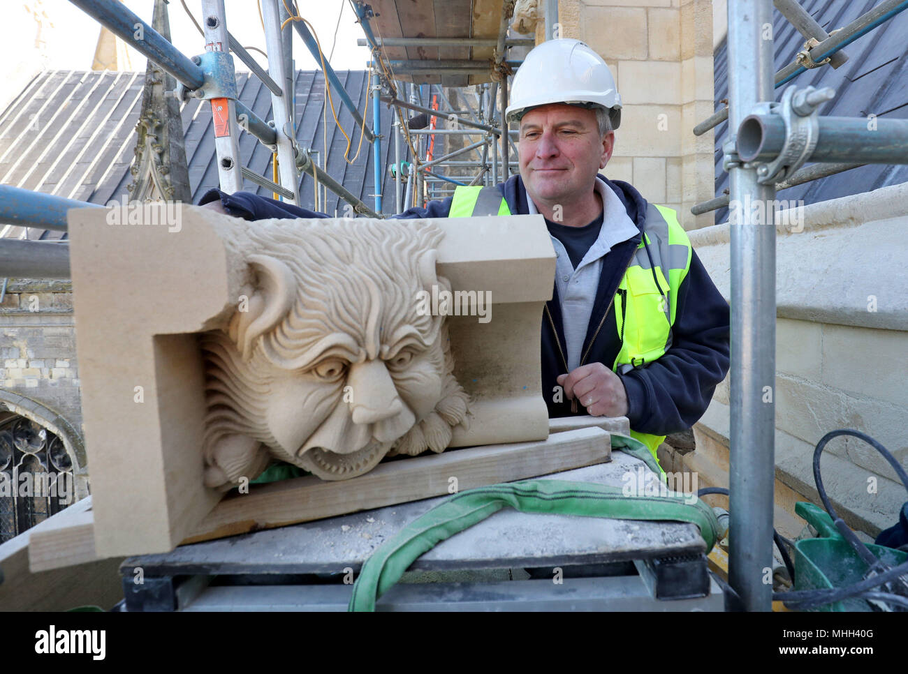 Ian Gartside, tailleur de pierre à la Cathédrale de Canterbury dans le Kent, prépare une gargouille il a conçu et sculpté que le processus commence à installer le premier des huit nouvelles gargouilles qui sont les premiers mis sur l'immeuble en plus de cent ans. Banque D'Images