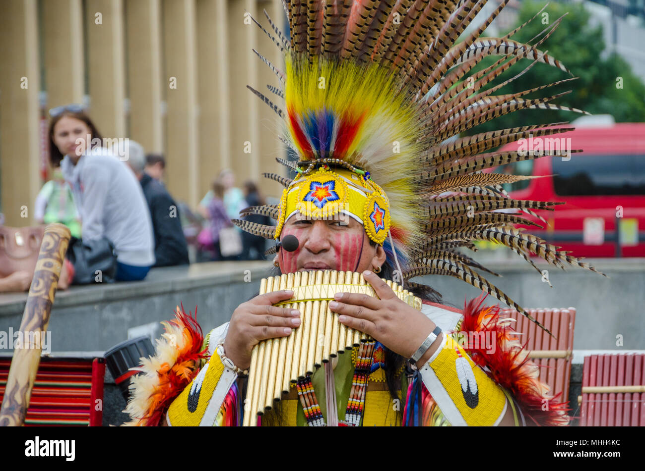 Prague, République tchèque - Le 21 septembre 2014 : originaire d'Amérique du Sud avec la chanson musicien instrument flûte de pan et le port de costumes colorés dans Banque D'Images