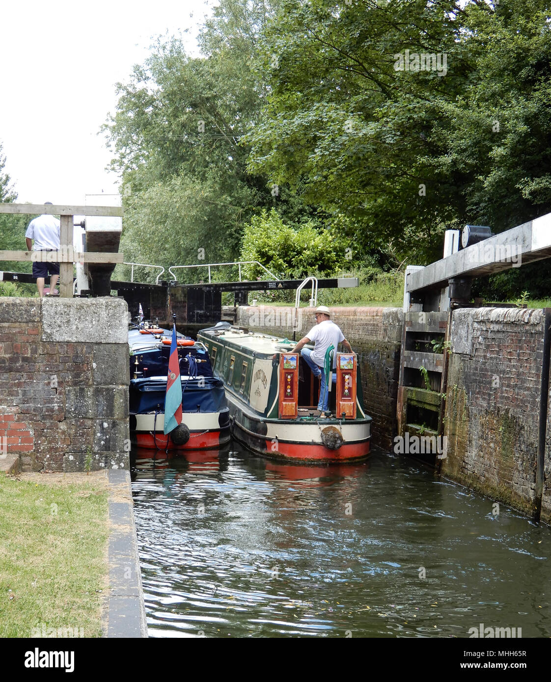 Sulhampstead, Royaume-Uni - 09 juillet 2017 : Deux narrowboats entrant Tyle Mill verrou sur la rivière Kennett à Sulhampstead près de Reading Banque D'Images