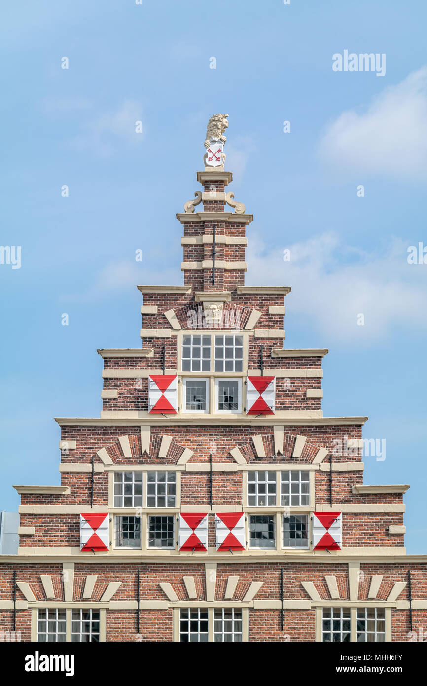 Crow a toit avec armoiries sur la cour des charpentiers dans le centre historique de Leiden. Banque D'Images