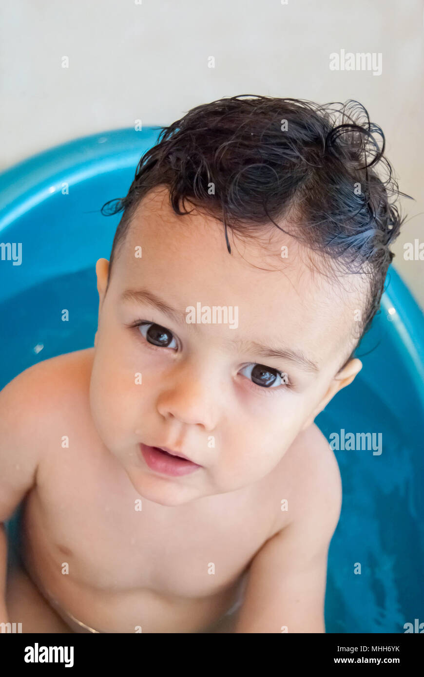 Cute Toddler Prendre Un Bain Enfant De Race Blanche Avec Des Cheveux Noirs Dans Une Baignoire Bebe Bleu Photo Stock Alamy