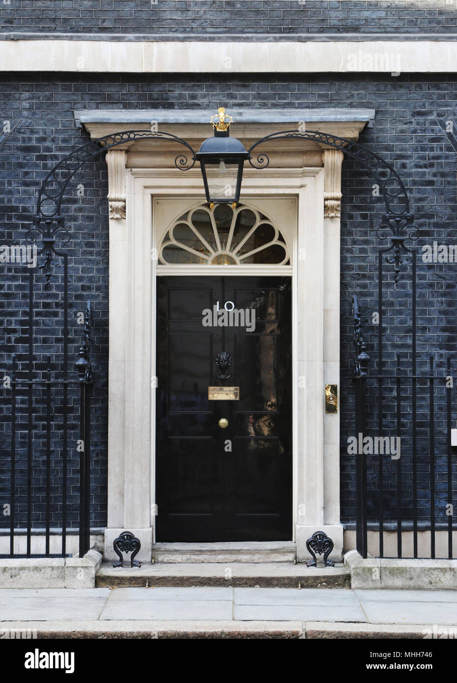Au 10, Downing Street. Porte avant de la résidence du Premier Ministre britannique. Londres, Angleterre, Royaume-Uni. Banque D'Images