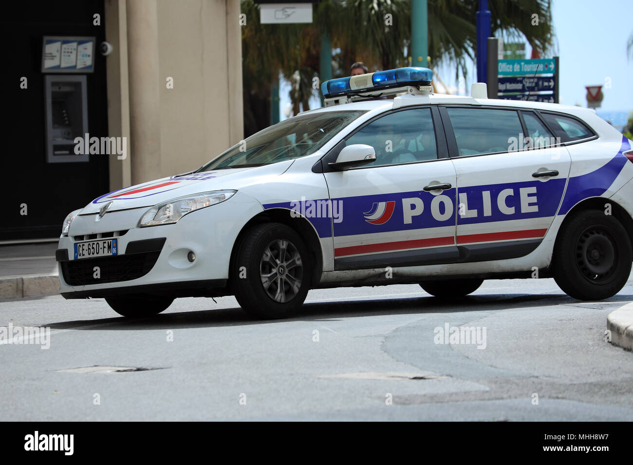 Menton, France - 5 Avril 2018 : voiture de police française (Renault Megane III Grandtour) Conduite rapide au centre ville de Menton sur la côte d'Azur Banque D'Images