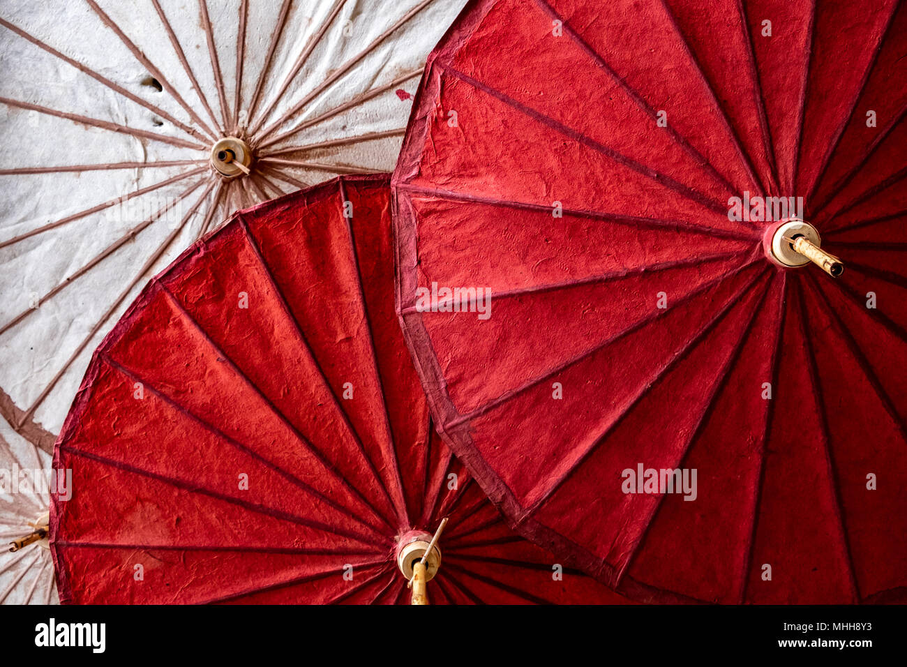 Détail de papier et de bambou parapluie de couleur rouge et blanc Banque D'Images