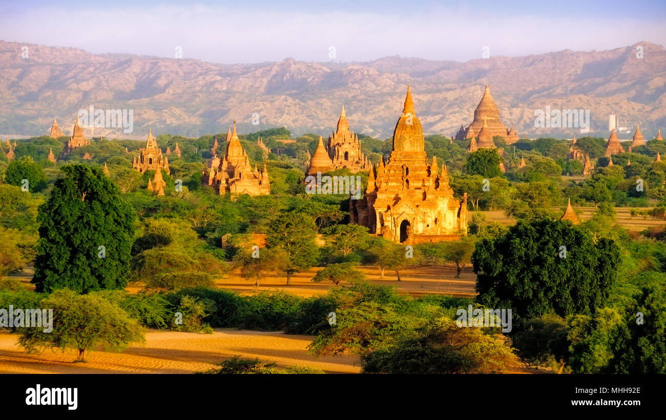 Lever du Soleil vue paysage magnifique de vieux temples à Bagan, Myanmar (Birmanie) Banque D'Images