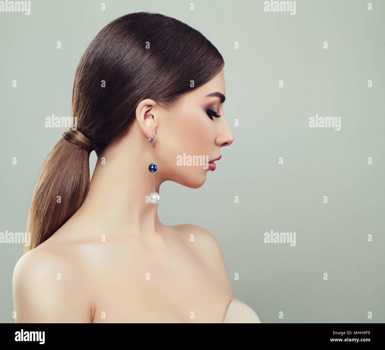 Jolie Jeune Femme Avec Le Maquillage Coiffure Queue De