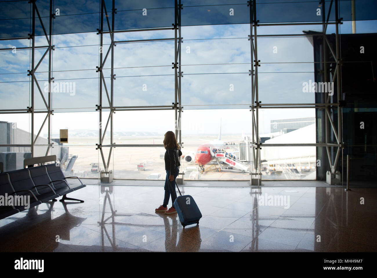 Silhouette d'attente des passagers à un terminal de l'aéroport. De pleine  longueur avec son bagage cabine debout à la borne et d'attente pour  l'embarquement Photo Stock - Alamy