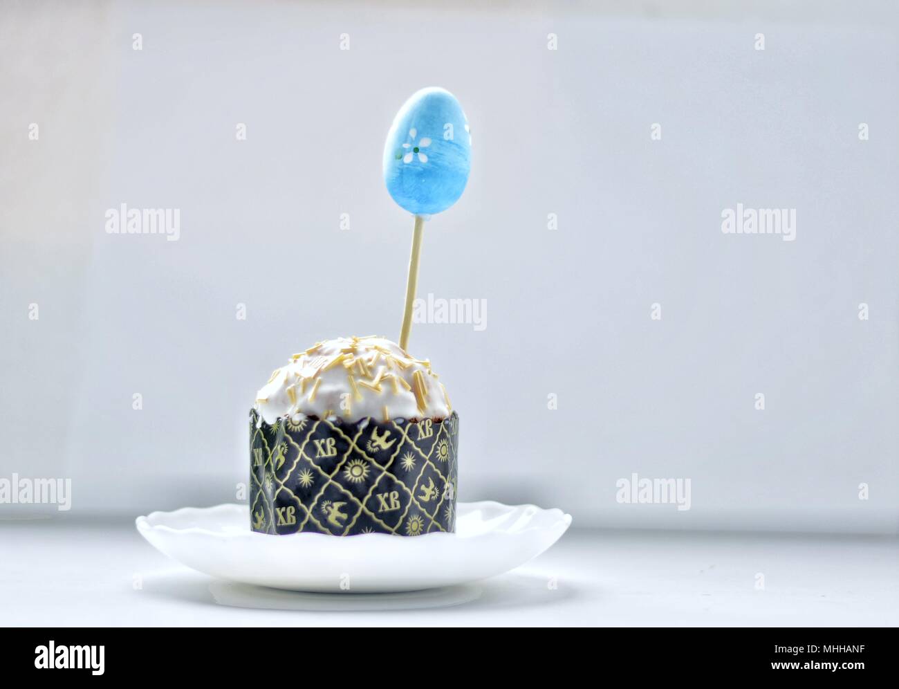 Cupcake et œufs de Pâques sur fond blanc Banque D'Images