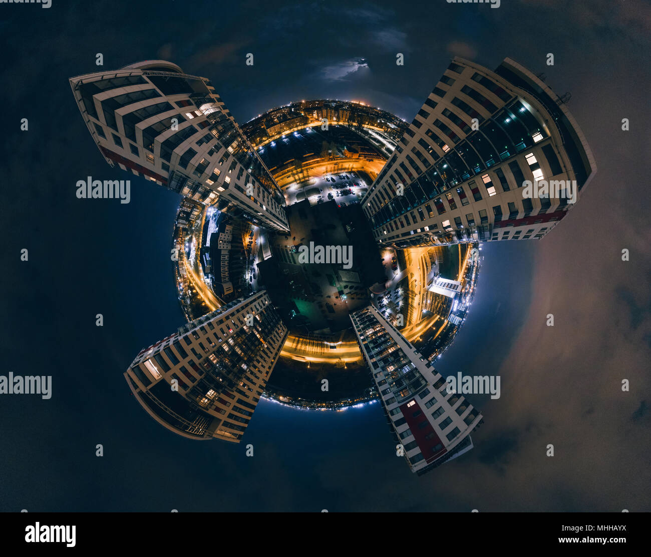 Nuit maisons dans Riga City 360 Drone VR photo de réalité virtuelle, Panorama Banque D'Images