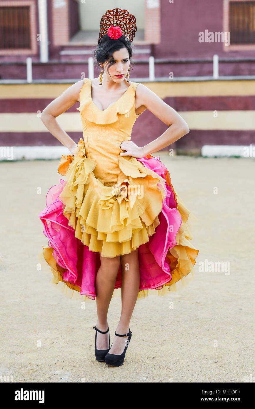 Portrait d'une jolie femme, modèle de la mode, porte une robe dans une  arène. De style espagnol Photo Stock - Alamy