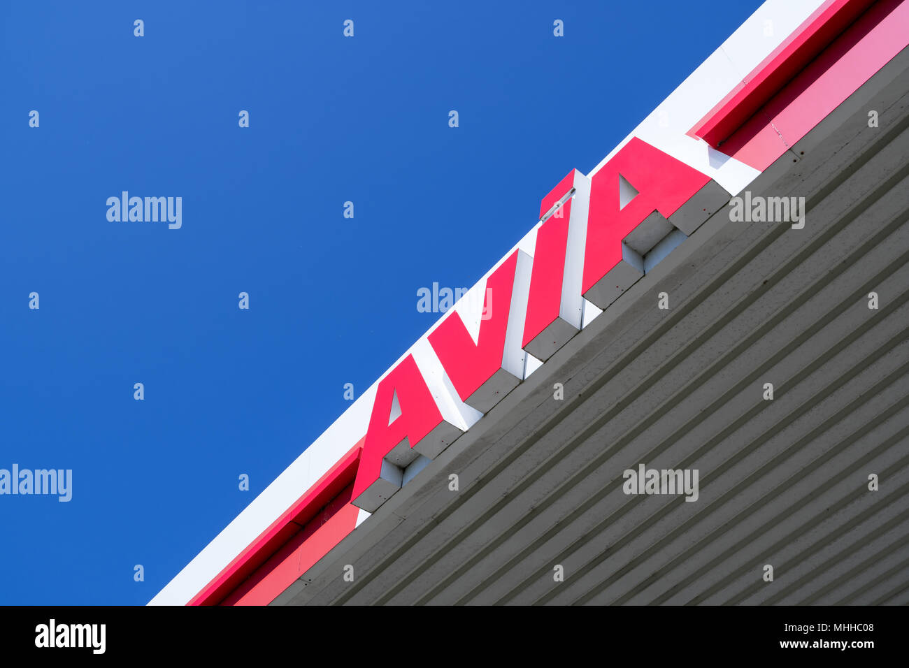Avia signe en station-service. Avec environ 3 000 stations-service Avia est le plus largement utilisé de l'huile minérale du groupe indépendant de la marque en Europe. Banque D'Images