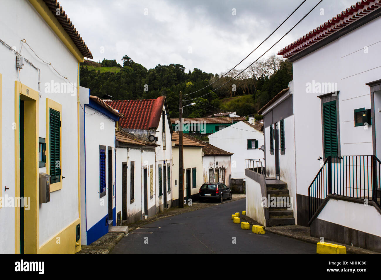 Maisons en bordure de rue dans petite ville Banque D'Images