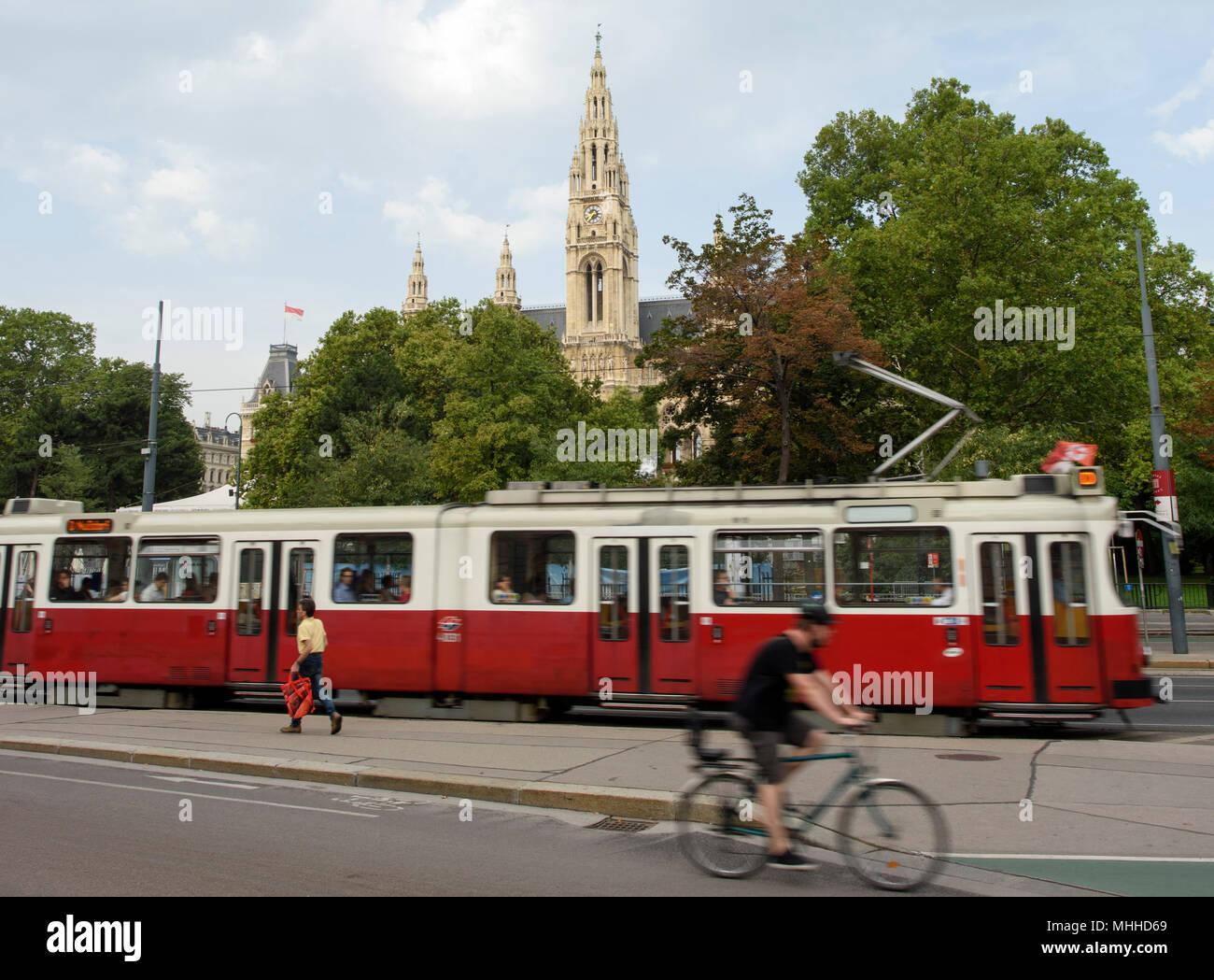 Un tramway et de cyclistes passent devant l'Hôtel de ville de Vienne ou Rathaus. Banque D'Images