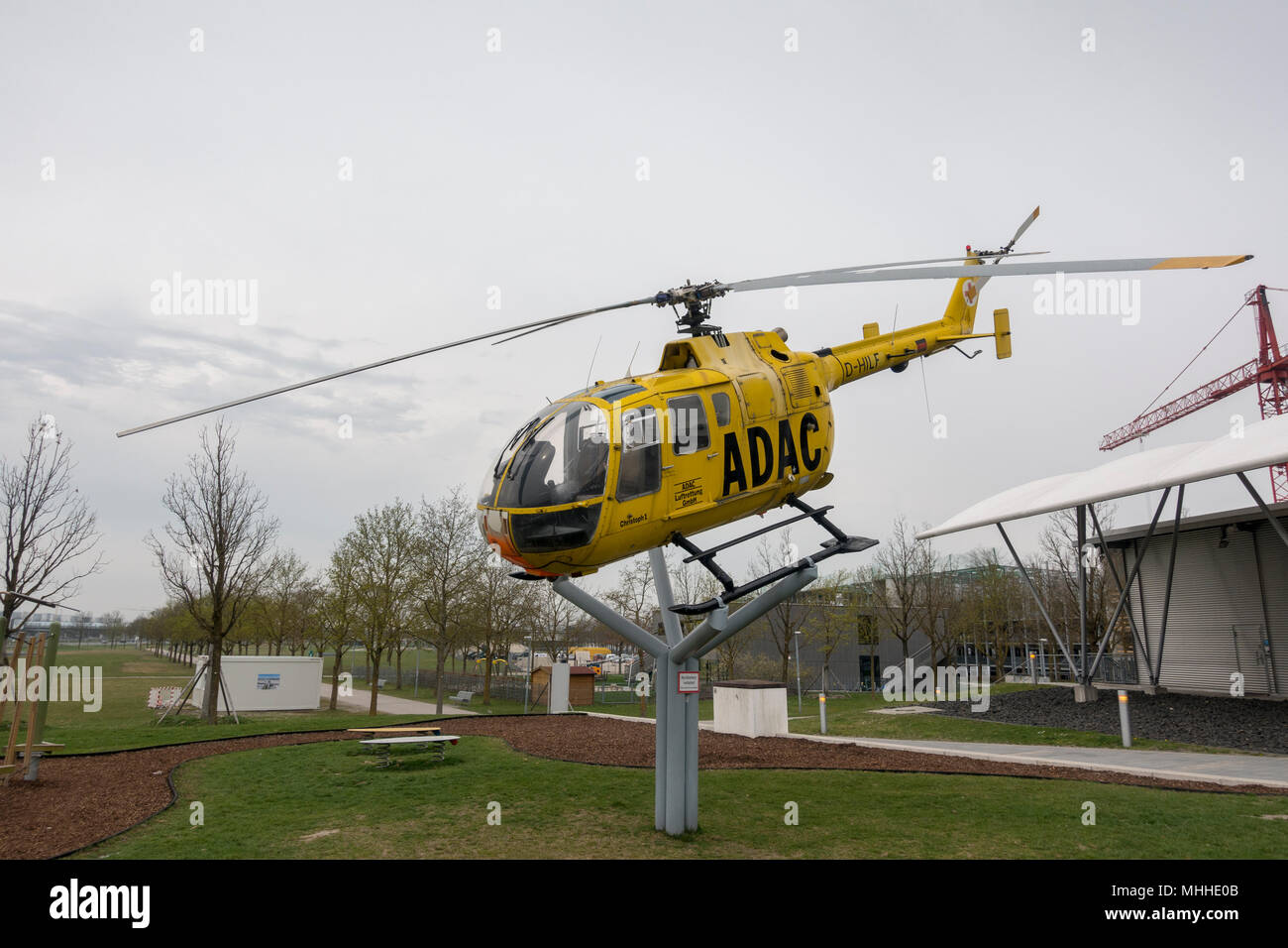 Un vieil hélicoptère de sauvetage de l'ADAC dans le parc les visiteurs à l'aéroport de Munich, (Besucherpark des Flughafen München), Munich, Allemagne. Banque D'Images