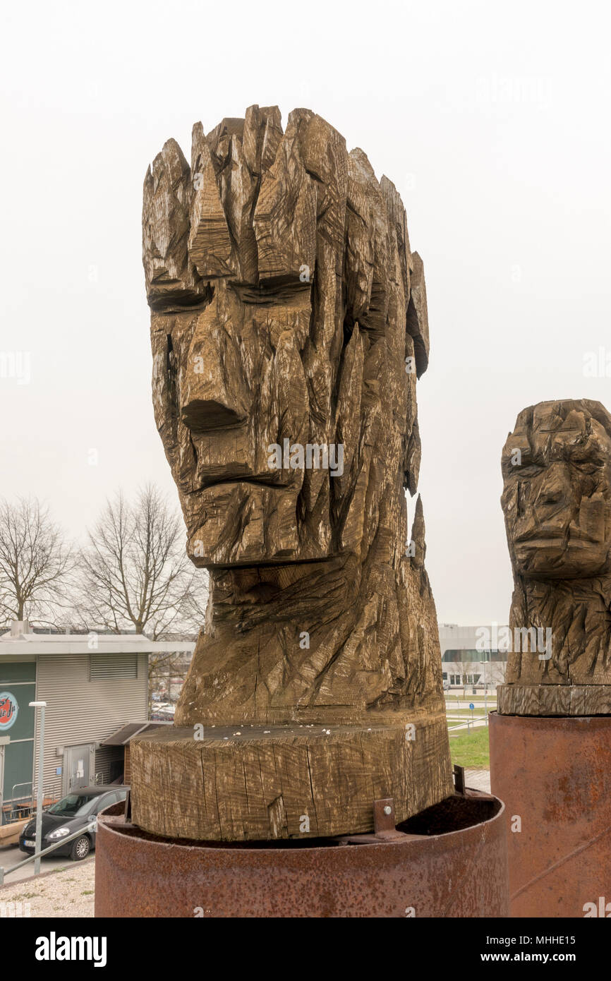 L'un des 'Im Fluss" ("dans la rivière') par Andreas Kuhnlein sculpture dans l'aéroport de Munich (Besucherpark) Visiteurs Park, Allemagne. Banque D'Images