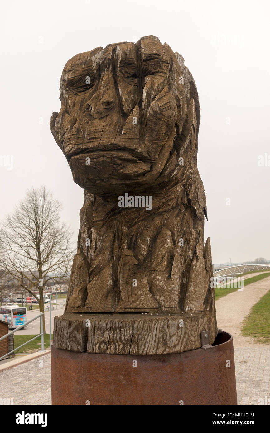 L'un des 'Im Fluss" ("dans la rivière') par Andreas Kuhnlein sculpture dans l'aéroport de Munich (Besucherpark) Visiteurs Park, Allemagne. Banque D'Images