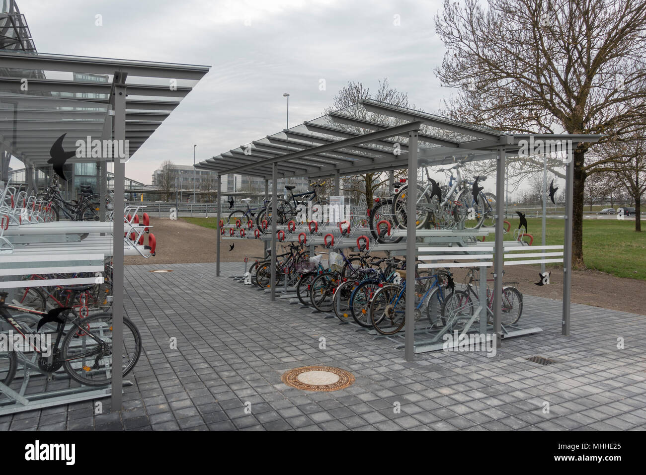 Porte-vélo à l'extérieur une station près de l'aéroport de Munich, Allemagne Banque D'Images