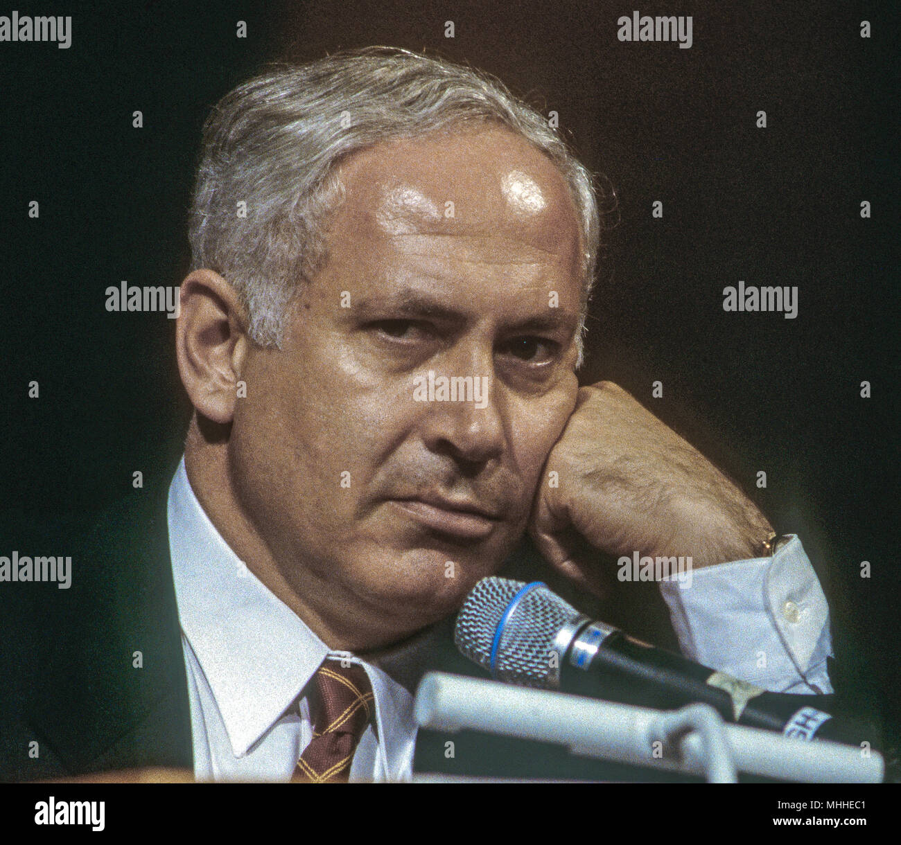 Washington, DC. USA, 14 mai, 1998 Le Premier ministre israélien Benjamin Netanyahu lors d'une allocution au Washington Institute for Near East Policy. Benjamin Netanyahu est "Bibi" l'actuel Premier Ministre d'Israël. Il est également membre de la Knesset et président du parti du Likoud. Né à Tel-Aviv pour parents juifs laïques, Netanyahu est le premier premier ministre israélien né en Israël après la création de l'Etat. Banque D'Images