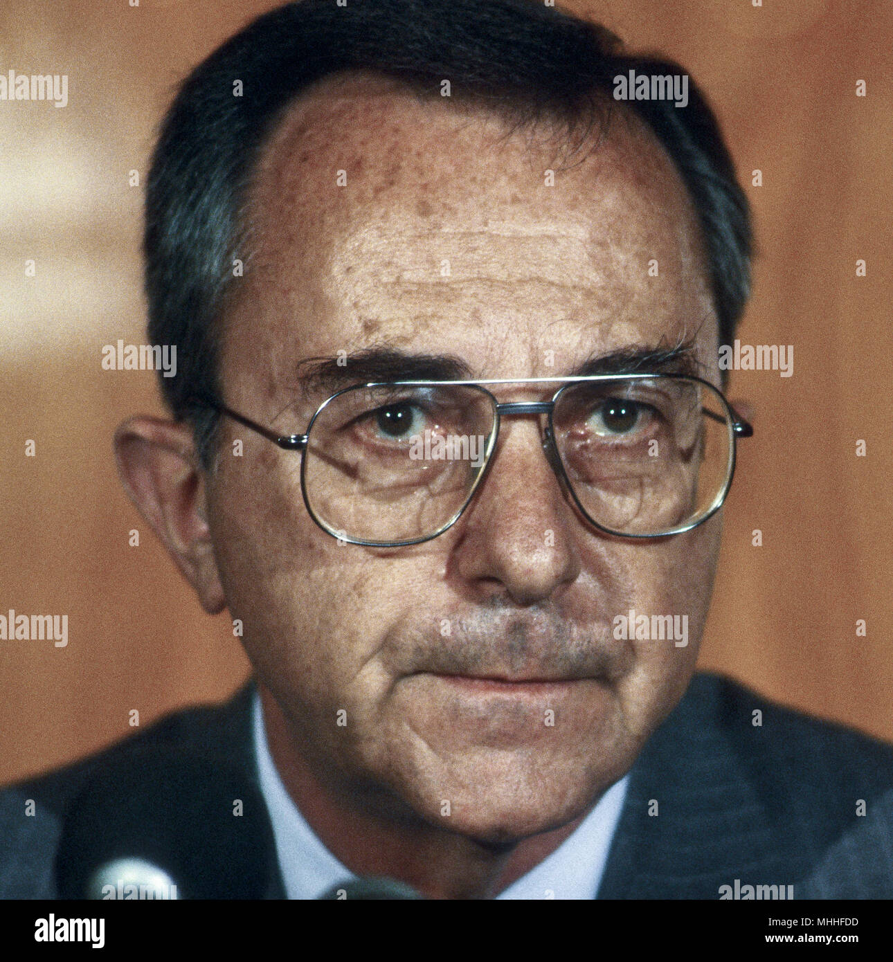 Washington, DC., USA, 31 mai 1984. Le Ministre israélien de la défense Moshe Arens en conférence de presse après des réunions avec des fonctionnaires du gouvernement américain Banque D'Images