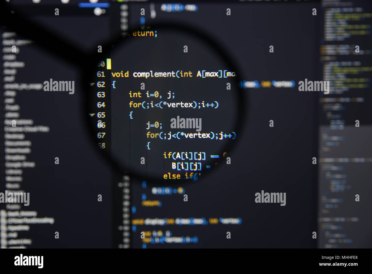 Real c / c + + en développement code écran. Flux de travail programmation algorithme abstrait concept. Lignes de c / c + + visible sous la loupe. Banque D'Images