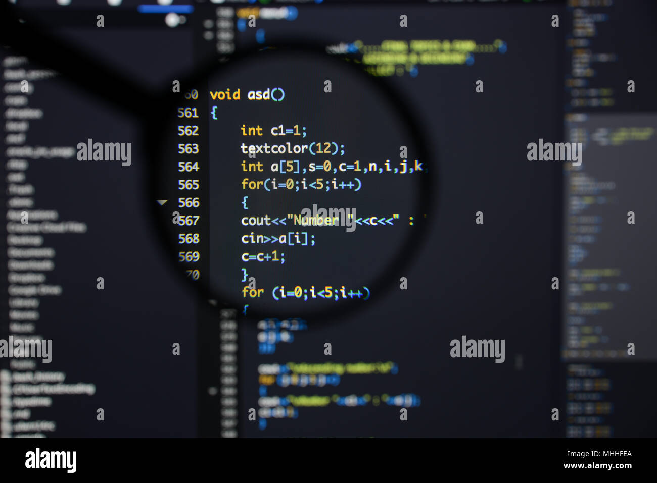 Real c / c + + en développement code écran. Flux de travail programmation algorithme abstrait concept. Lignes de c / c + + visible sous la loupe. Banque D'Images