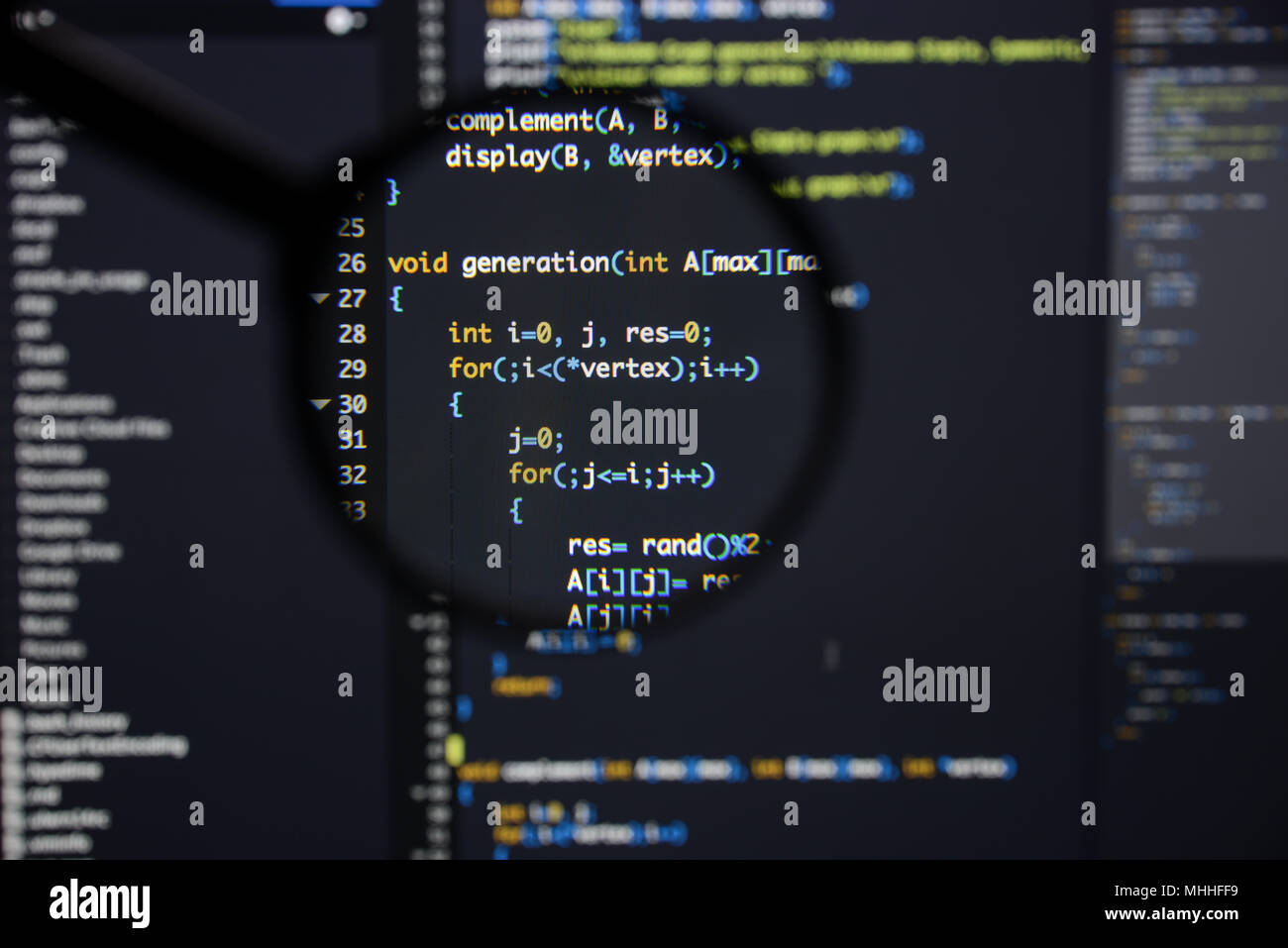 Real c / c + + en développement code écran. Flux de travail programmation algorithme abstrait concept. Lignes de c / c + + visible sous la loupe. Banque D'Images