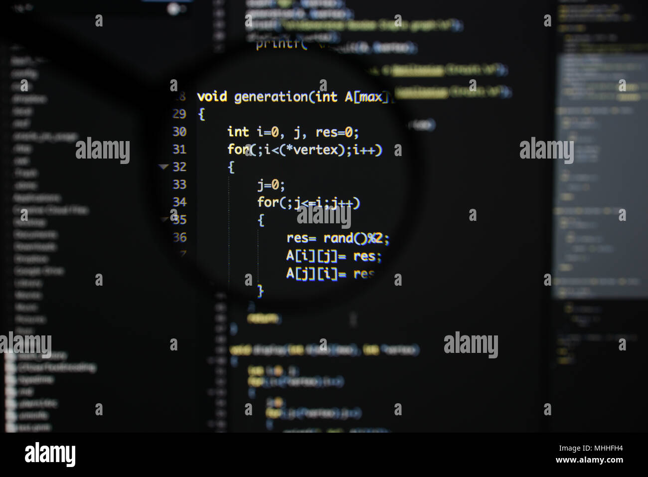 Real c / c + + en développement code écran. Flux de travail programmation algorithme abstrait concept. Lignes de c / c + + visible sous la loupe. Banque D'Images