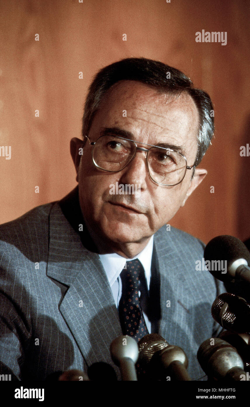 Washington, DC., USA, 31 mai 1984. Le Ministre israélien de la défense Moshe Arens en conférence de presse après des réunions avec des fonctionnaires du gouvernement américain Banque D'Images