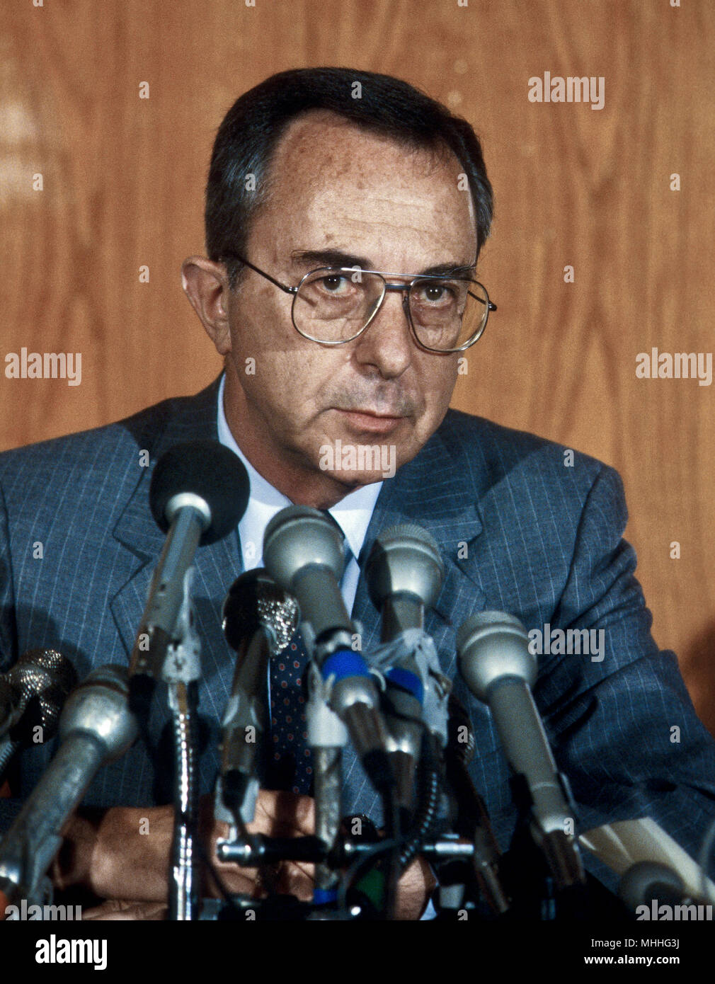 Washington, DC., USA, 31 mai 1984. Le Ministre israélien de la défense Moshe Arens en conférence de presse après des réunions avec des fonctionnaires du gouvernement américain Banque D'Images