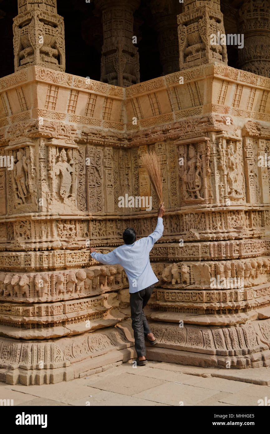 L'époussetage des travailleurs des sculptures sur le Temple du Soleil à Modhera. Le Temple du Soleil est un temple hindou dédié à la divinité solaire Surya Modhera situé au village de Mehsana district, Gujarat, Inde. Photo Mike Abrahams Banque D'Images