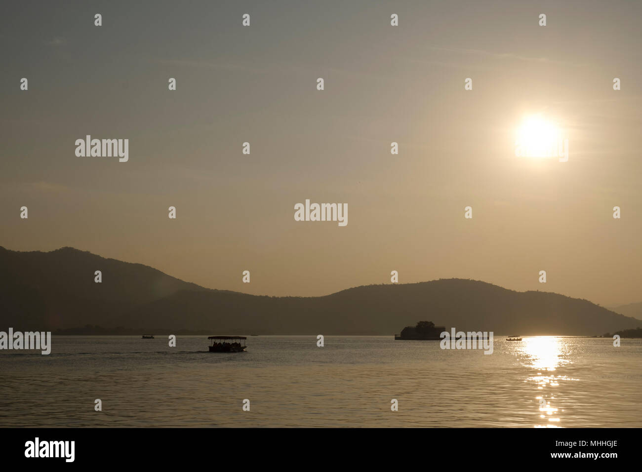 Coucher de soleil sur le lac Pichola, Udaipur, également connu comme la ville des lacs, la Venise de l'Orient, est la capitale historique du royaume de Mewar, Rajasthan. Banque D'Images