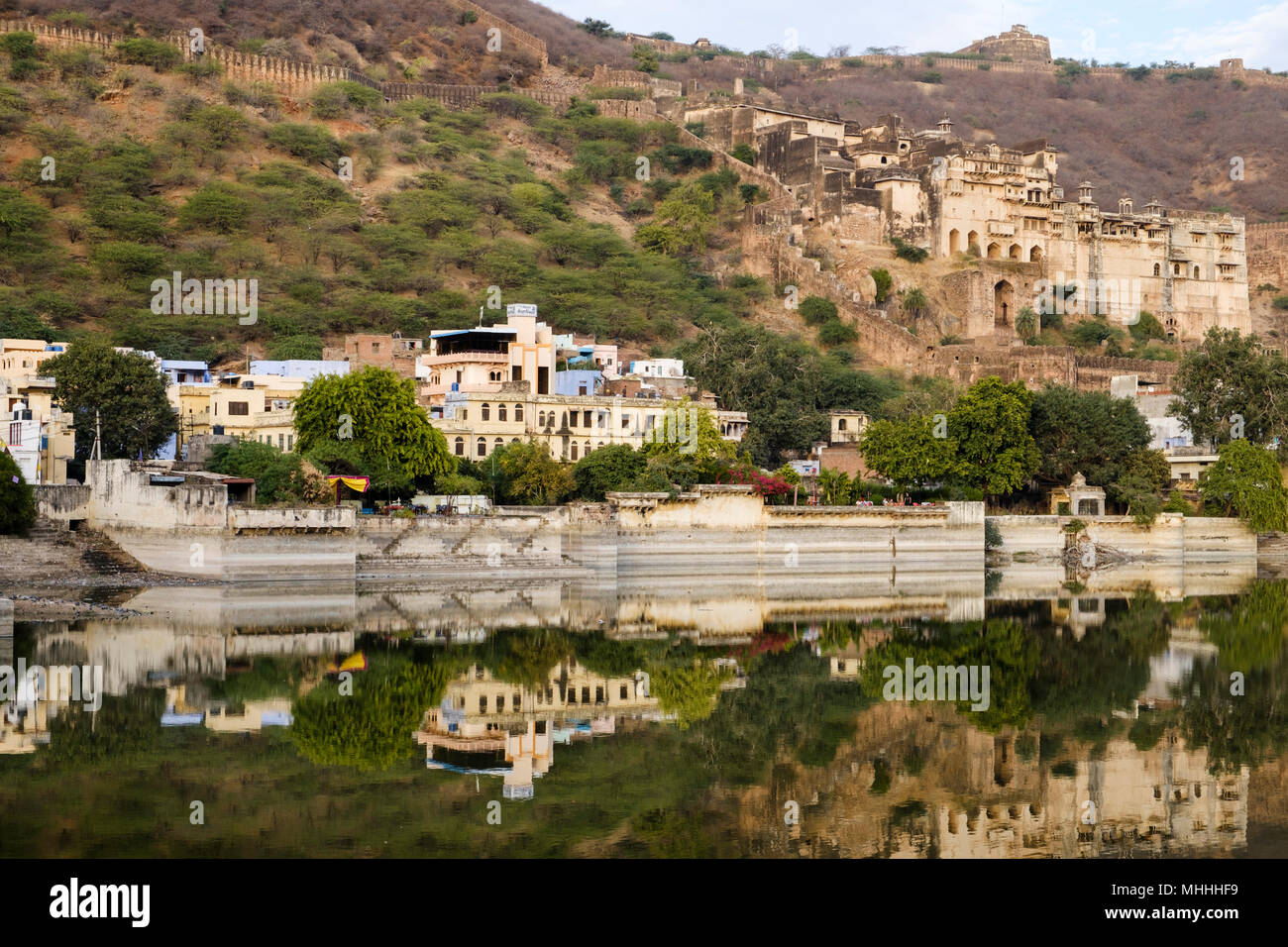 Le Palais de Bundi et fort au-dessus de la Naval Sagar Tank. Bundi Rajasthan. L'Inde Banque D'Images