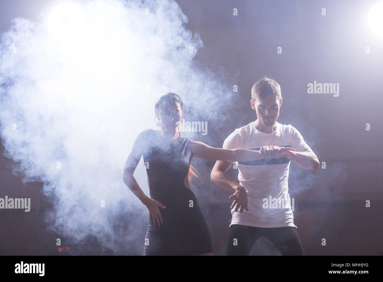 Adultes heureux actif dancing bachata ensemble en classe de danse Banque D'Images