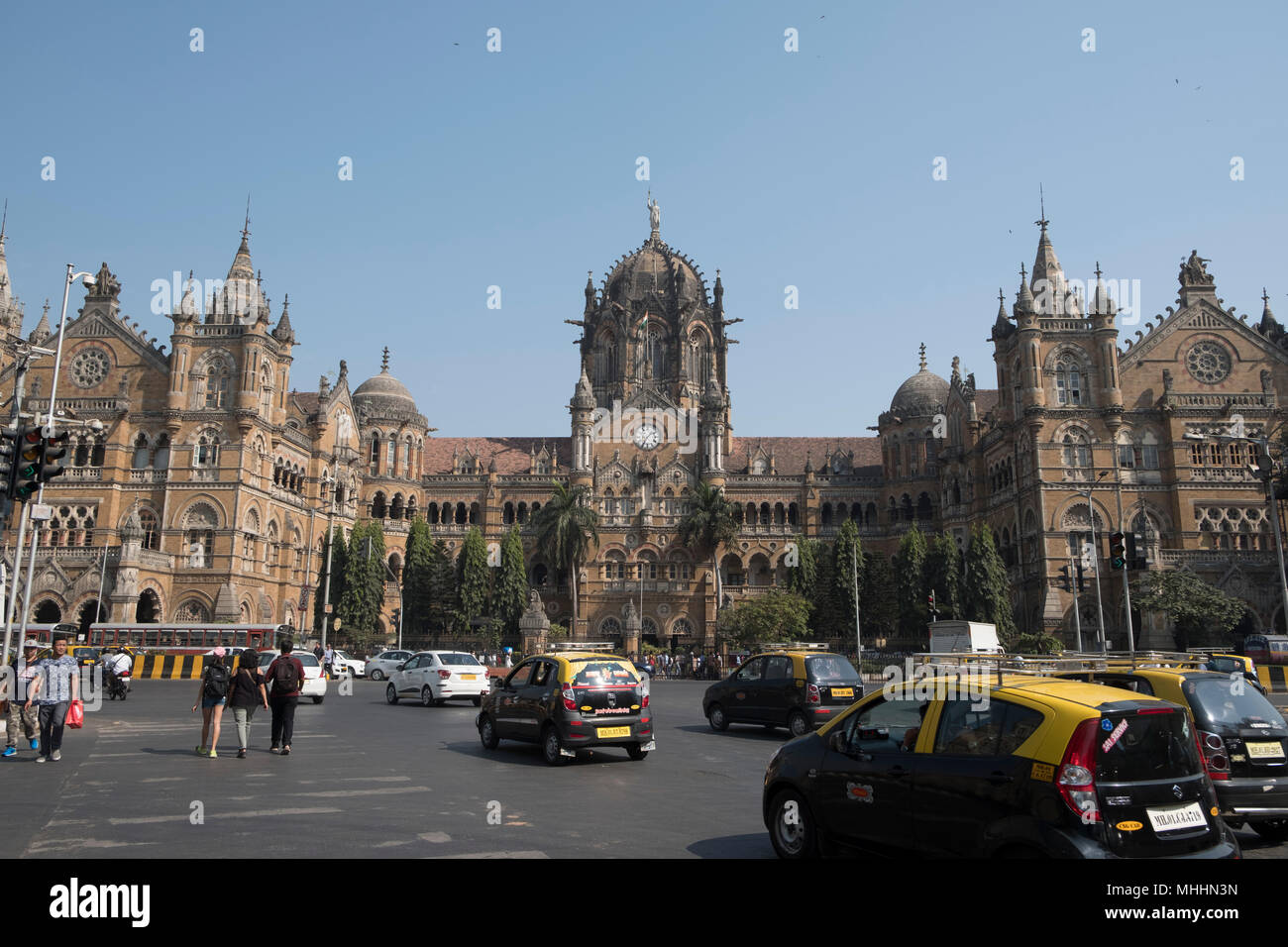 Inde - Bombay - La Gare Chhatrapati Shivaji, autrefois connu sous le nom de Victoria Terminus. La gare centrale, est un site du patrimoine mondial de l'UNESCO. La station a été conçu par Frederick William Stevens d'après le concept de l'architecture néo-gothique victorien italianisant et destiné à être un revival of Indian similaires Goth (époque classique). La station a été construite en 1887 dans la région de Mumbai Bori Bunder pour commémorer le Jubilé de la reine Victoria Banque D'Images