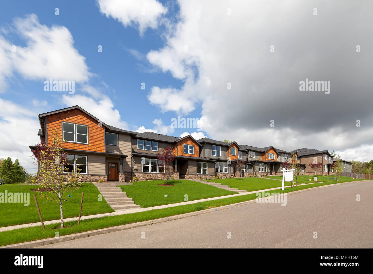 Rangée de maisons à vendre tout neuf en Amérique du Nord banlieue Banque D'Images