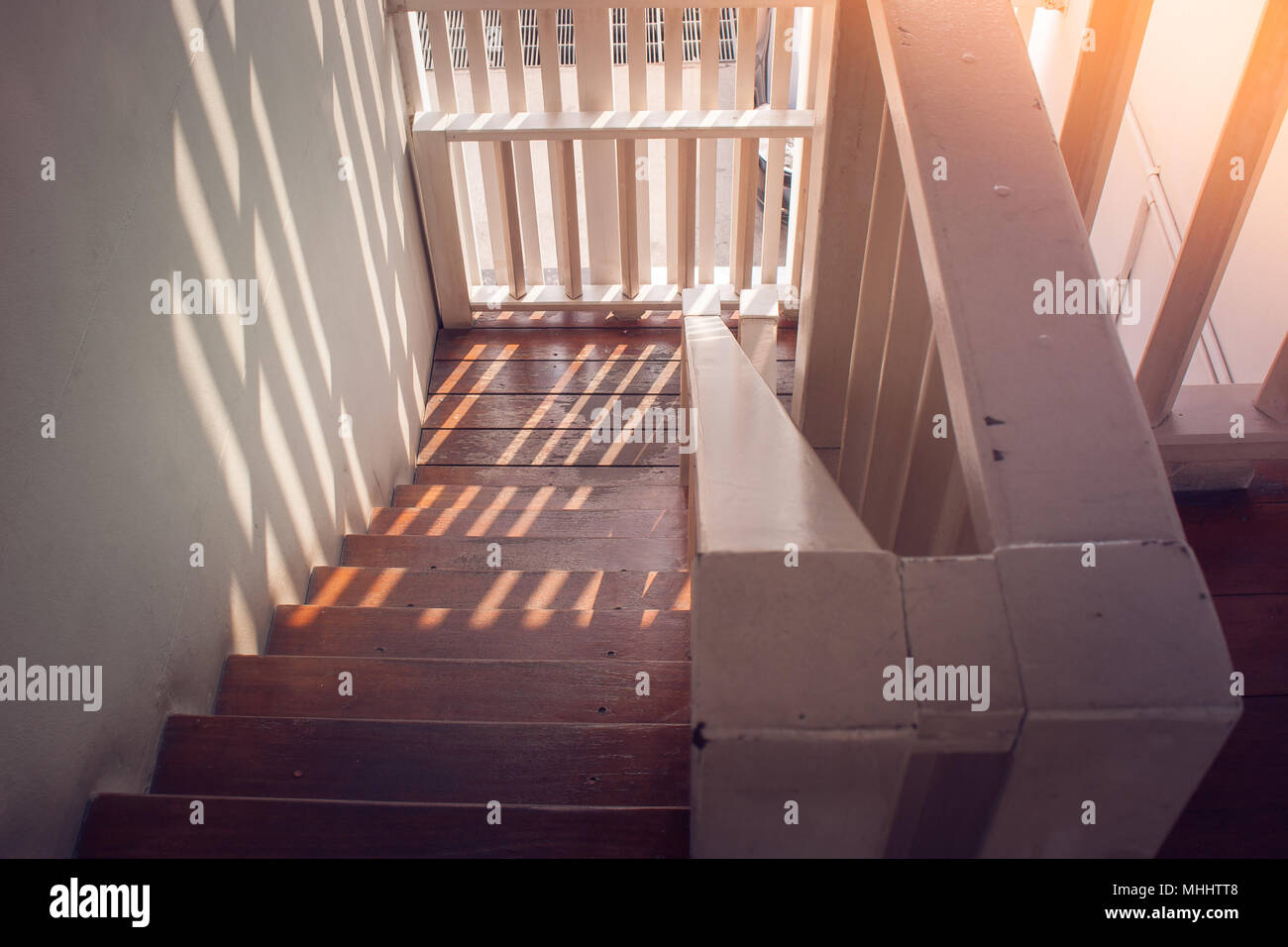 Close up architecture de vintage escalier en bois à l'intérieur de maison en bois. Banque D'Images