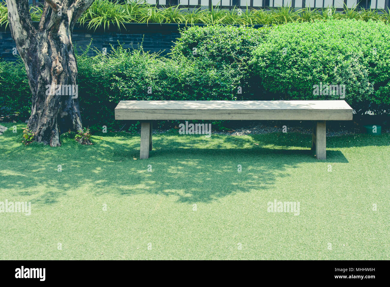 Long banc en bois stand on Green grass meadow domaine de jardin extérieur  dans le style Japonais au parc public Photo Stock - Alamy
