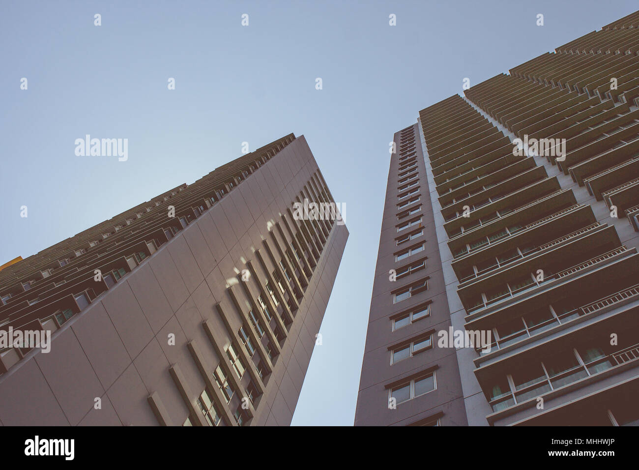 L'angle de la rangée d'architecture Uprisen bâtiments résidentiels avec ciel bleu en arrière-plan. Banque D'Images