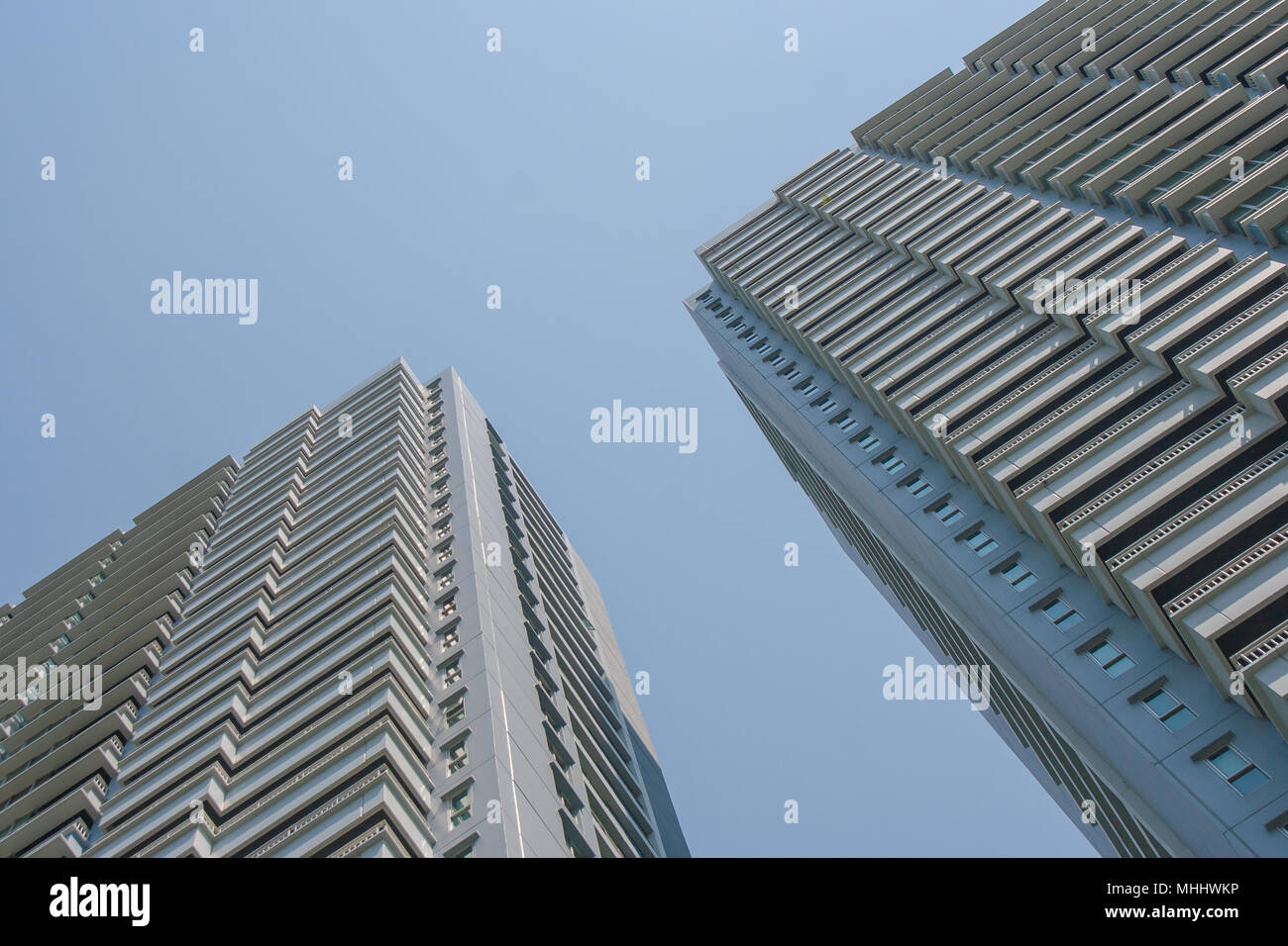 L'angle de la rangée d'architecture Uprisen bâtiments résidentiels avec ciel bleu en arrière-plan. Banque D'Images