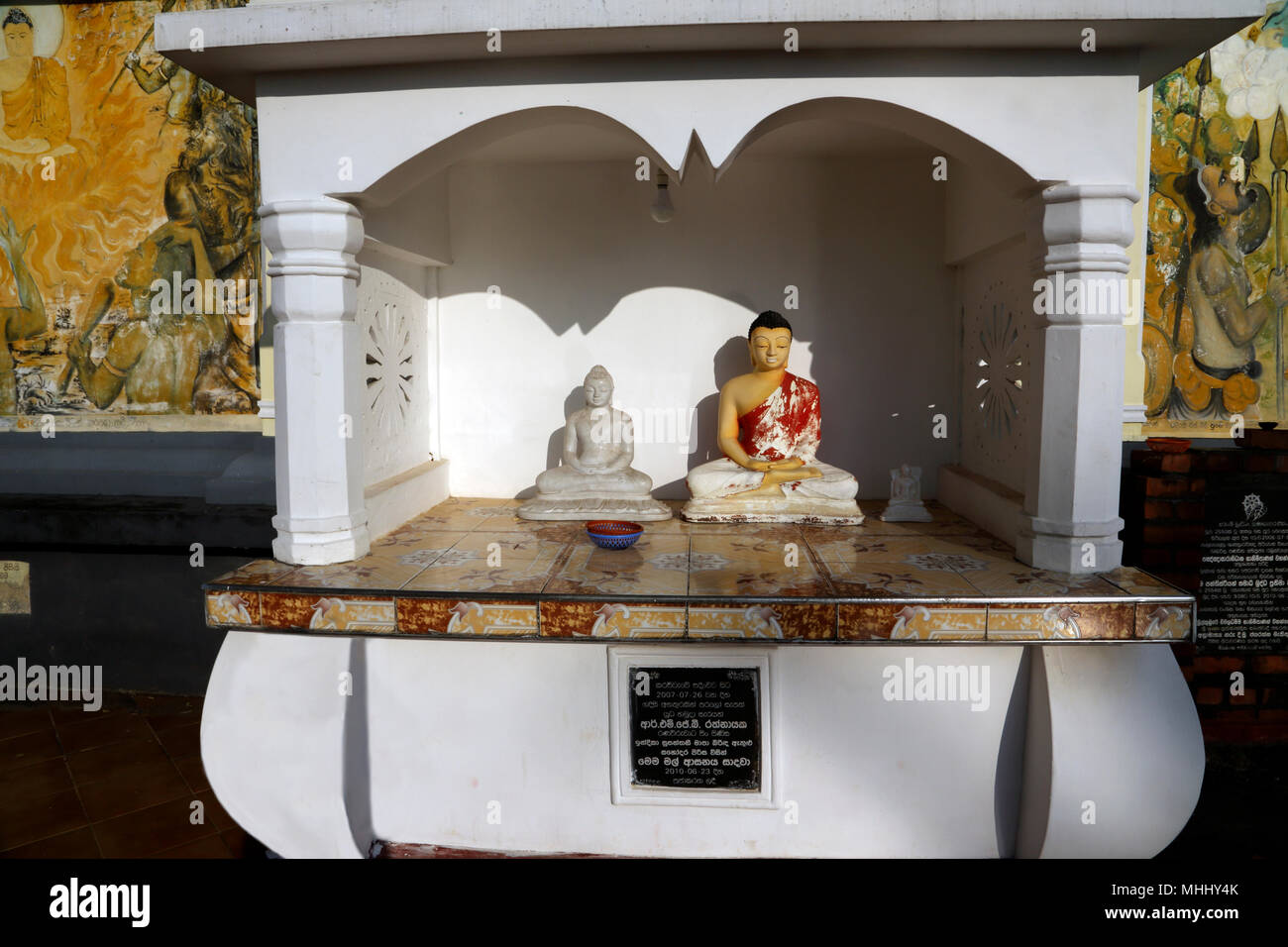 Temple d'makulana pothubowa mawathagama la province du nord ouest Sri lanka statues de Bouddha en dhyana mudra et assis dans la posture virasana Banque D'Images